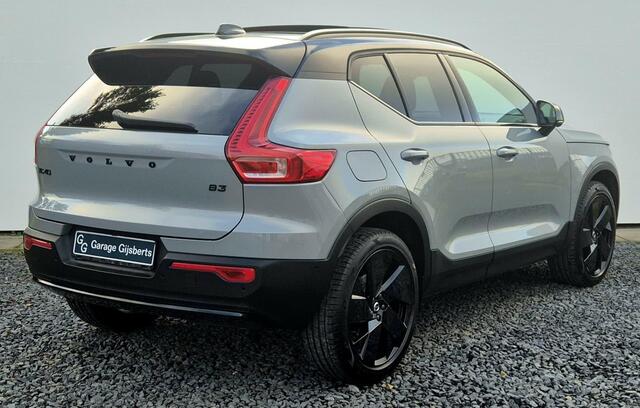 Volvo XC40 2.0 B3 Ultra Black Edition Model jaar 2026 - Panorama dak - R980 interieur - 20"Licht metaal - Alarm - 360 Camera - Two tone zwart dak en spiegelkappen - Privacy glas