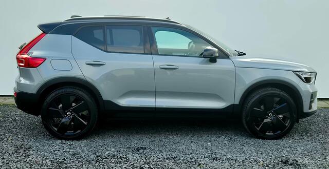 Volvo XC40 2.0 B3 Ultra Black Edition Model jaar 2026 - Panorama dak - R980 interieur - 20"Licht metaal - Alarm - 360 Camera - Two tone zwart dak en spiegelkappen - Privacy glas