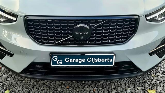 Volvo XC40 2.0 B3 Ultra Black Edition Model jaar 2026 - Panorama dak - R980 interieur - 20"Licht metaal - Alarm - 360 Camera - Two tone zwart dak en spiegelkappen - Privacy glas