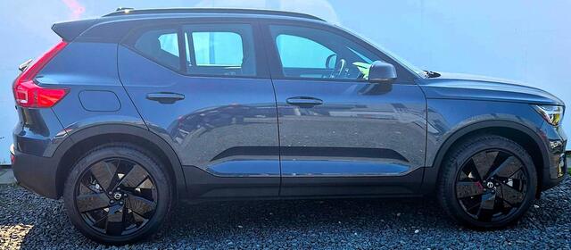 Volvo XC40 2.0 B3 Plus Black Edition MY 2026 - 20" Wielen - Adaptive Cruise Control - Harman Kardon Audio - Climate - R7C0 Interieur - Camera achter - PDC voor en achter - Power seats links met memory - Two Tone