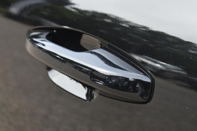 Volvo XC40 B4 Plus Black Edition | Panoramisch Schuif-/Kanteldak | 360 Graden Camera | Google Navigatie | Harman Kardon Premium Sound | Elektrische voorstoelen | Keyless | BLIS | Adaptieve Cruise Control | Pilot Assist | 20 inch Lichtmetalen Velgen | Elektrische Ach