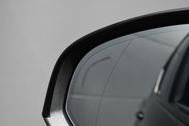 Volvo XC40 B4 Plus Black Edition | Panoramisch Schuif-/Kanteldak | 360 Graden Camera | Google Navigatie | Harman Kardon Premium Sound | Elektrische voorstoelen | Keyless | BLIS | Adaptieve Cruise Control | Pilot Assist | 20 inch Lichtmetalen Velgen | Elektrische Ach