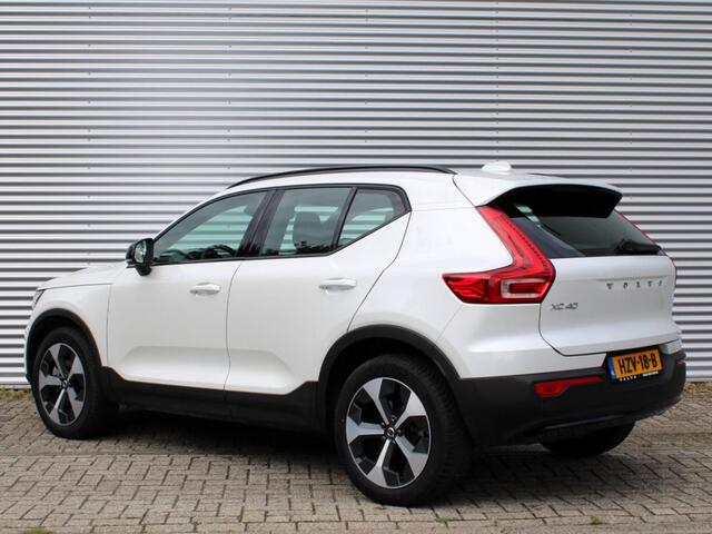 Volvo XC40 2.0 B4 Plus Dark Automaat / All Seasonbanden / Verwarmd voorruit / Trekhaak / Google Navigatie