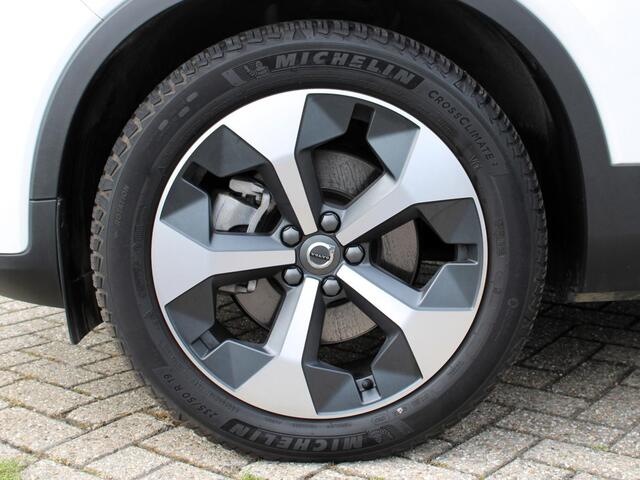 Volvo XC40 2.0 B4 Plus Dark Automaat / All Seasonbanden / Verwarmd voorruit / Trekhaak / Google Navigatie