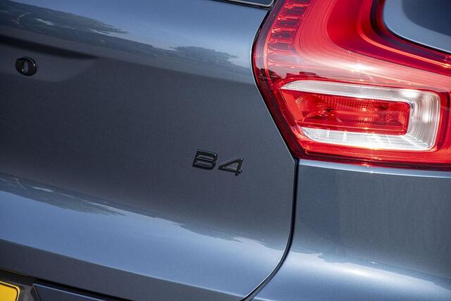 Volvo XC40 2.0 B4 PLUS BLACK EDITION