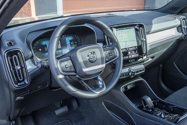 Volvo XC40 2.0 B4 PLUS BLACK EDITION