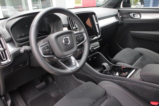 Volvo XC40 2.0 B4 197PK PLUS BLACK EDITION PANORAMISCH SCHUIF/KANTELDAK | LIGHTING PACK - MATRIX LED KOPLAMPEN MET REINIGINGSINSTALLATIE EN MISTLAMPEN | PREMIUM AUDIO BY HARMAN KARDON | APPLE CARPLAY/ANDROID AUTO | DRAADLOZE TELEFOONLADER | LICHTMETALEN VELGEN 20'' 
