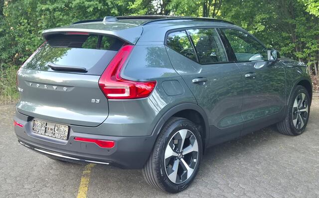 Volvo XC40 2.0 B3 Ultra Dark MY 2026 - 19" Wielen - Panoramadak - Harman Kardon Audio - 360 Cam - Climate - R980 Interieur - warming - Power seats met memory - Full led koplampen - Donkere hemel - Binnenkort beschikbaar