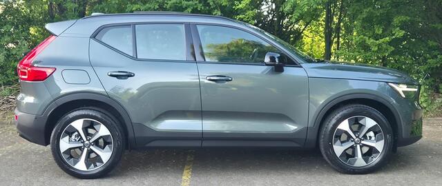 Volvo XC40 2.0 B3 Ultra Dark MY 2026 - 19" Wielen - Panoramadak - Harman Kardon Audio - 360 Cam - Climate - R980 Interieur - warming - Power seats met memory - Full led koplampen - Donkere hemel - Binnenkort beschikbaar