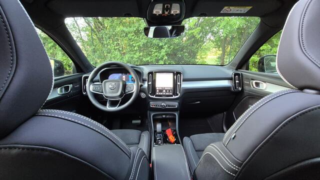 Volvo XC40 2.0 B3 Ultra Dark MY 2026 - 19" Wielen - Panoramadak - Harman Kardon Audio - 360 Cam - Climate - R980 Interieur - warming - Power seats met memory - Full led koplampen - Donkere hemel - Binnenkort beschikbaar