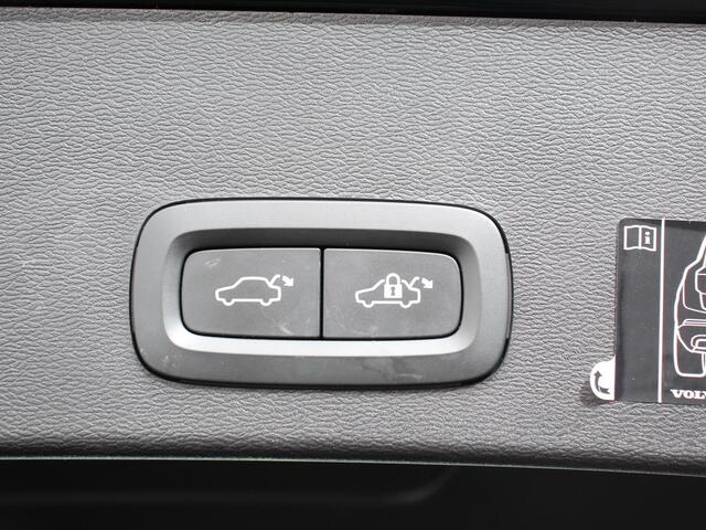 Volvo XC40 2.0 T3 Momentum Navigatie Climate control Cruise control Parkeersensor achter LED Navigatie Verwarmde voorstoelen Apple Carplay/ Android Auto