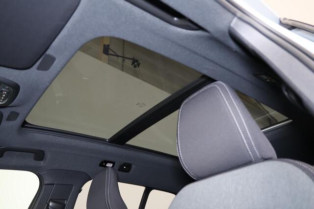 Volvo XC40 T5 Recharge Plus Dark - Panorama/schuifdak - IntelliSafe Assist - Harman/Kardon audio - Parkeercamera achter - Verwarmde voorstoelen & stuur - Parkeersensoren voor & achter - Elektr. bedienb. voorstoelen met geheugen links - Draadloze tel. lader - Extra g