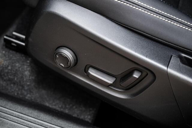 Volvo XC40 Plug-in Hybrid T5 Plus Dark | Adaptieve Cruise Control | Stoel-/Stuurverwarming | Harman Kardon Audio | Navigatie | Koplampreiniging | Getint Glas | Voorruitverwarming |