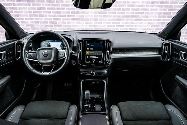 Volvo XC40 Plug-in Hybrid T5 Plus Dark | Adaptieve Cruise Control | Stoel-/Stuurverwarming | Harman Kardon Audio | Navigatie | Koplampreiniging | Getint Glas | Voorruitverwarming |