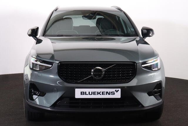 Volvo XC40 B3 Plus Dark - IntelliSafe Assist & Surround - 360º Camera - Verwarmde voorstoelen, stuur & achterbank - Parkeersensoren voor & achter - Elektr. bedienb. voorstoelen met geheugen links - Draadloze tel. lader - Standkachel - Extra getint glas - Inklapbare 