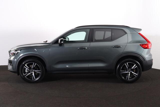 Volvo XC40 B3 Plus Dark - IntelliSafe Assist & Surround - 360º Camera - Verwarmde voorstoelen, stuur & achterbank - Parkeersensoren voor & achter - Elektr. bedienb. voorstoelen met geheugen links - Draadloze tel. lader - Standkachel - Extra getint glas - Inklapbare 