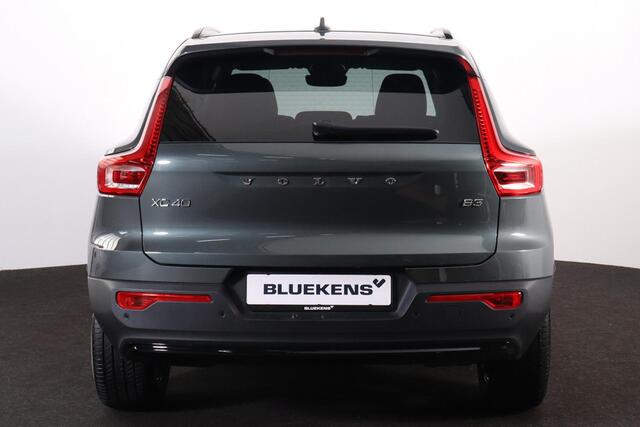 Volvo XC40 B3 Plus Dark - IntelliSafe Assist & Surround - 360º Camera - Verwarmde voorstoelen, stuur & achterbank - Parkeersensoren voor & achter - Elektr. bedienb. voorstoelen met geheugen links - Draadloze tel. lader - Standkachel - Extra getint glas - Inklapbare 