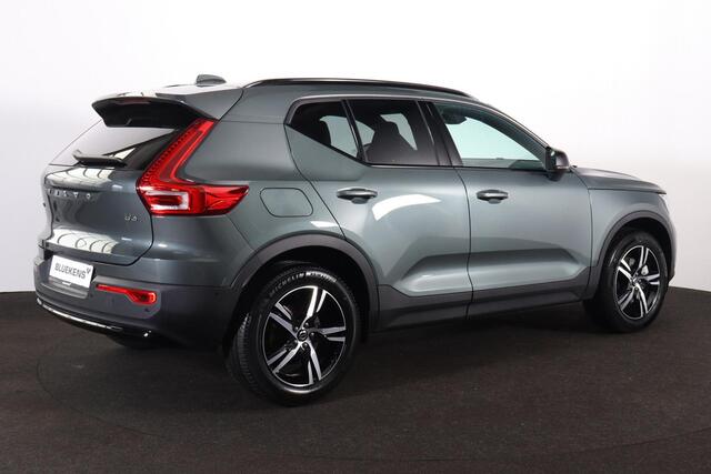 Volvo XC40 B3 Plus Dark - IntelliSafe Assist & Surround - 360º Camera - Verwarmde voorstoelen, stuur & achterbank - Parkeersensoren voor & achter - Elektr. bedienb. voorstoelen met geheugen links - Draadloze tel. lader - Standkachel - Extra getint glas - Inklapbare 
