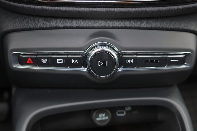 Volvo XC40 B3 Plus Dark - IntelliSafe Assist & Surround - 360º Camera - Verwarmde voorstoelen, stuur & achterbank - Parkeersensoren voor & achter - Elektr. bedienb. voorstoelen met geheugen links - Draadloze tel. lader - Standkachel - Extra getint glas - Inklapbare 