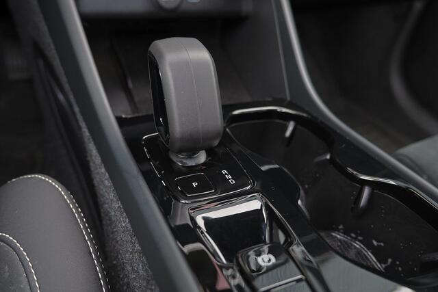 Volvo XC40 B3 Plus Dark - IntelliSafe Assist & Surround - 360º Camera - Verwarmde voorstoelen, stuur & achterbank - Parkeersensoren voor & achter - Elektr. bedienb. voorstoelen met geheugen links - Draadloze tel. lader - Standkachel - Extra getint glas - Inklapbare 