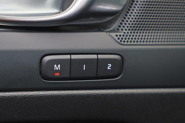 Volvo XC40 B3 Plus Dark - IntelliSafe Assist & Surround - 360º Camera - Verwarmde voorstoelen, stuur & achterbank - Parkeersensoren voor & achter - Elektr. bedienb. voorstoelen met geheugen links - Draadloze tel. lader - Standkachel - Extra getint glas - Inklapbare 