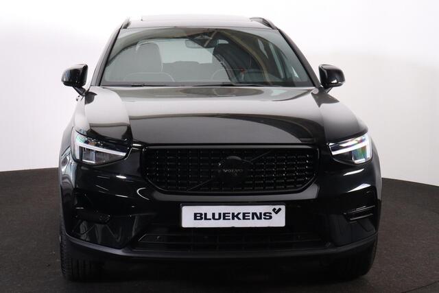 Volvo XC40 B4 Plus Black Edition - Panoramisch schuif-/kanteldak - Elektr. verstelbare voorstoelen, links met geheugen - IntelliSafe Assist & Surround - Harman Kardon audio - Verwarmde voorstoelen & stuur - Parkeersensoren voor & achter - Parkeercamera achter - Draa