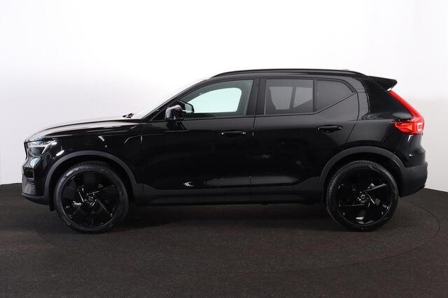 Volvo XC40 B4 Plus Black Edition - Panoramisch schuif-/kanteldak - Elektr. verstelbare voorstoelen, links met geheugen - IntelliSafe Assist & Surround - Harman Kardon audio - Verwarmde voorstoelen & stuur - Parkeersensoren voor & achter - Parkeercamera achter - Draa