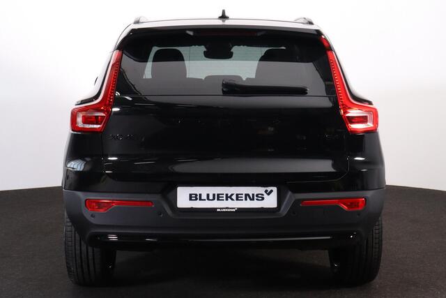 Volvo XC40 B4 Plus Black Edition - Panoramisch schuif-/kanteldak - Elektr. verstelbare voorstoelen, links met geheugen - IntelliSafe Assist & Surround - Harman Kardon audio - Verwarmde voorstoelen & stuur - Parkeersensoren voor & achter - Parkeercamera achter - Draa