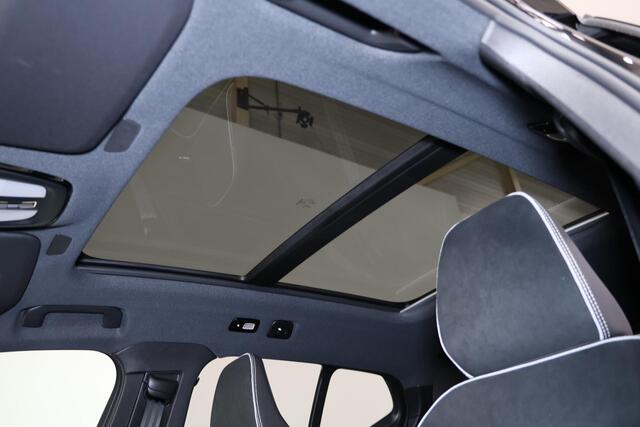 Volvo XC40 B4 Plus Black Edition - Panoramisch schuif-/kanteldak - Elektr. verstelbare voorstoelen, links met geheugen - IntelliSafe Assist & Surround - Harman Kardon audio - Verwarmde voorstoelen & stuur - Parkeersensoren voor & achter - Parkeercamera achter - Draa