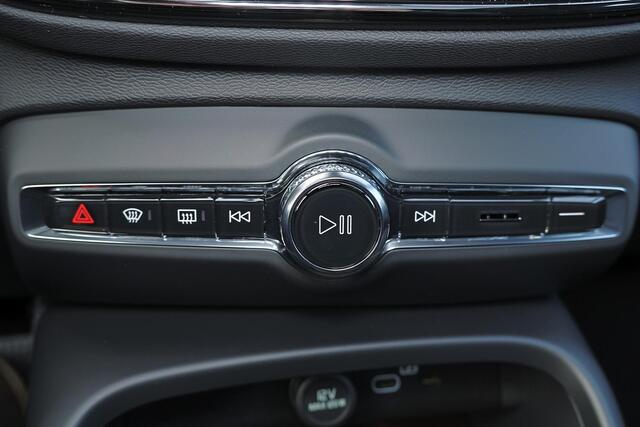 Volvo XC40 B4 Plus Black Edition - Panoramisch schuif-/kanteldak - Elektr. verstelbare voorstoelen, links met geheugen - IntelliSafe Assist & Surround - Harman Kardon audio - Verwarmde voorstoelen & stuur - Parkeersensoren voor & achter - Parkeercamera achter - Draa
