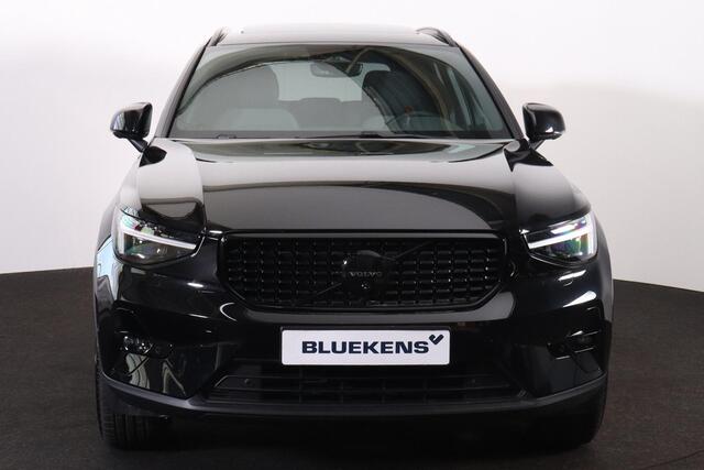 Volvo XC40 B3 Plus Black Edition - Panorama/schuifdak - IntelliSafe Assist & Surround - 360º Camera - Harman/Kardon audio - Verwarmde voorstoelen & stuur - Parkeersensoren voor & achter - Elektr. bedienb. voorstoelen met geheugen links - Draadloze tel. lader - Extra