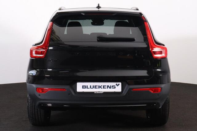 Volvo XC40 B3 Plus Black Edition - Panorama/schuifdak - IntelliSafe Assist & Surround - 360º Camera - Harman/Kardon audio - Verwarmde voorstoelen & stuur - Parkeersensoren voor & achter - Elektr. bedienb. voorstoelen met geheugen links - Draadloze tel. lader - Extra