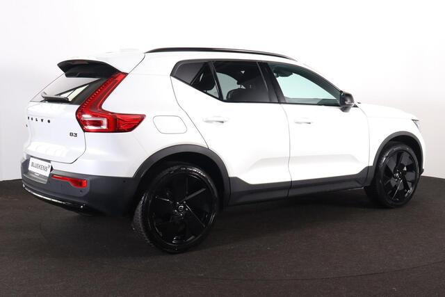Volvo XC40 B3 Plus Black Edition - IntelliSafe Assist & Surround - 360º Camera - Harman/Kardon audio - Verwarmde voorstoelen & stuur - Parkeersensoren voor & achter - Elektr. bedienb. voorstoelen met geheugen links - Draadloze tel. lader - Standkachel - Extra getint