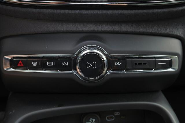 Volvo XC40 B3 Plus Black Edition - IntelliSafe Assist & Surround - 360º Camera - Harman/Kardon audio - Verwarmde voorstoelen & stuur - Parkeersensoren voor & achter - Elektr. bedienb. voorstoelen met geheugen links - Draadloze tel. lader - Standkachel - Extra getint