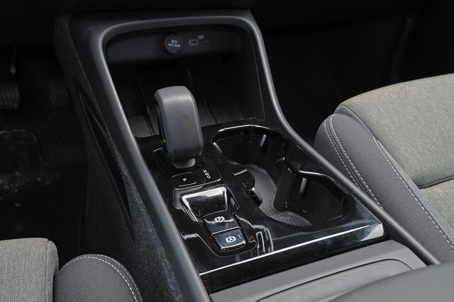 Volvo XC40 B3 Plus Black Edition - IntelliSafe Assist & Surround - 360º Camera - Harman/Kardon audio - Verwarmde voorstoelen & stuur - Parkeersensoren voor & achter - Elektr. bedienb. voorstoelen met geheugen links - Draadloze tel. lader - Standkachel - Extra getint