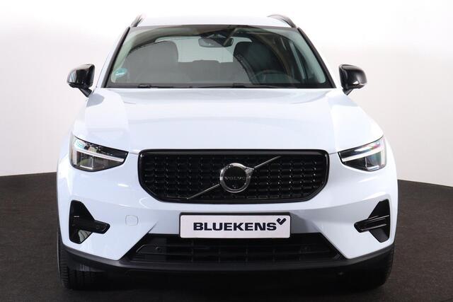 Volvo XC40 B3 Plus Dark - IntelliSafe Assist & Surround - 360º Camera - Harman/Kardon audio - Verwarmde voorstoelen & stuur - Parkeersensoren voor & achter - Elektr. bedienb. voorstoelen met geheugen links - Draadloze tel. lader - Standkachel - Extra getint glas - 1
