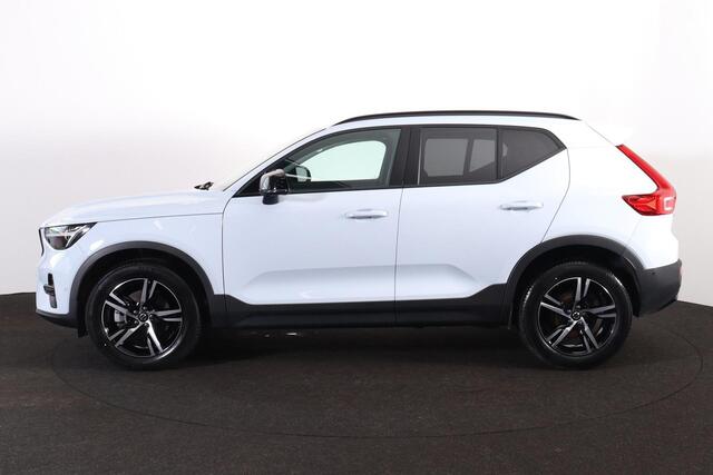 Volvo XC40 B3 Plus Dark - IntelliSafe Assist & Surround - 360º Camera - Harman/Kardon audio - Verwarmde voorstoelen & stuur - Parkeersensoren voor & achter - Elektr. bedienb. voorstoelen met geheugen links - Draadloze tel. lader - Standkachel - Extra getint glas - 1