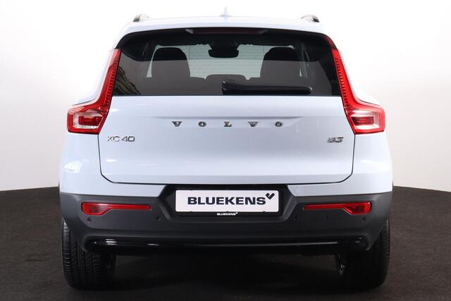 Volvo XC40 B3 Plus Dark - IntelliSafe Assist & Surround - 360º Camera - Harman/Kardon audio - Verwarmde voorstoelen & stuur - Parkeersensoren voor & achter - Elektr. bedienb. voorstoelen met geheugen links - Draadloze tel. lader - Standkachel - Extra getint glas - 1