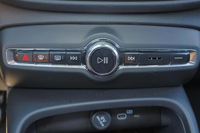 Volvo XC40 B3 Plus Dark - IntelliSafe Assist & Surround - 360º Camera - Harman/Kardon audio - Verwarmde voorstoelen & stuur - Parkeersensoren voor & achter - Elektr. bedienb. voorstoelen met geheugen links - Draadloze tel. lader - Standkachel - Extra getint glas - 1