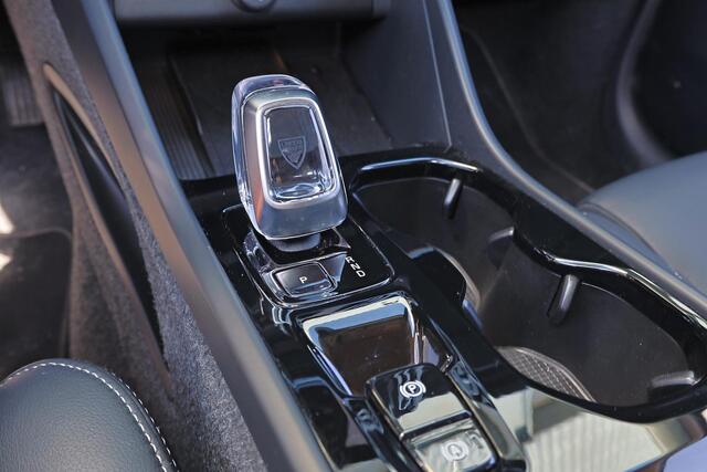 Volvo XC40 B3 Plus Dark - IntelliSafe Assist & Surround - 360º Camera - Harman/Kardon audio - Verwarmde voorstoelen & stuur - Parkeersensoren voor & achter - Elektr. bedienb. voorstoelen met geheugen links - Draadloze tel. lader - Standkachel - Extra getint glas - 1