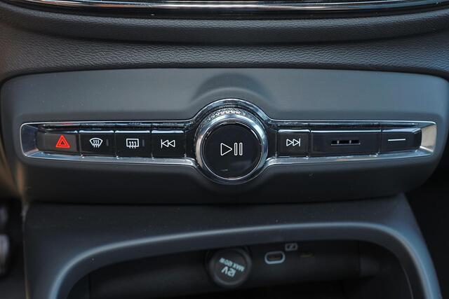 Volvo XC40 B3 Core - IntelliSafe Assist & Surround - Parkeercamera achter - Parkeersensoren voor & achter - Elektr. bedienb. voorstoelen met geheugen links - Draadloze tel. lader - Extra getint glas - 18' LMV