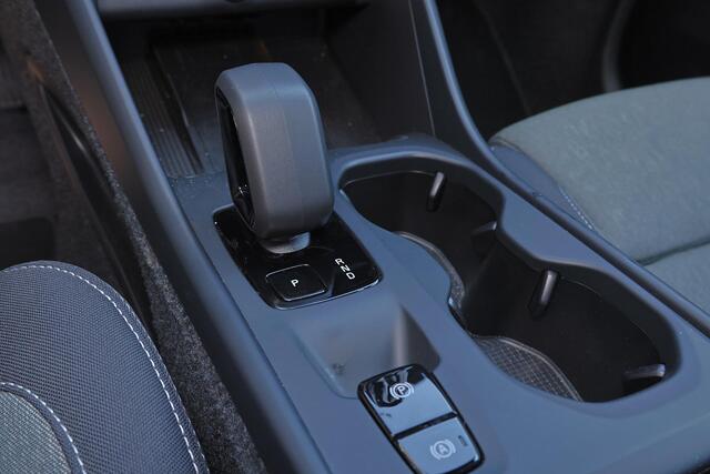 Volvo XC40 B3 Core - IntelliSafe Assist & Surround - Parkeercamera achter - Parkeersensoren voor & achter - Elektr. bedienb. voorstoelen met geheugen links - Draadloze tel. lader - Extra getint glas - 18' LMV