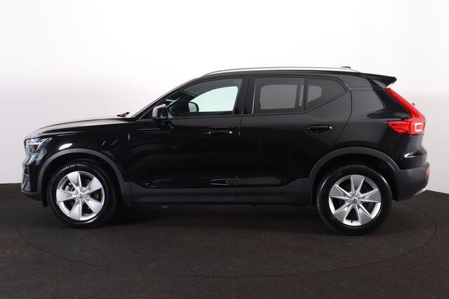 Volvo XC40 B3 Core - IntelliSafe Assist & Surround - Parkeercamera achter - Parkeersensoren voor & achter - Elektr. bedienb. voorstoelen met geheugen links - Draadloze tel. lader - Extra getint glas - 18' LMV