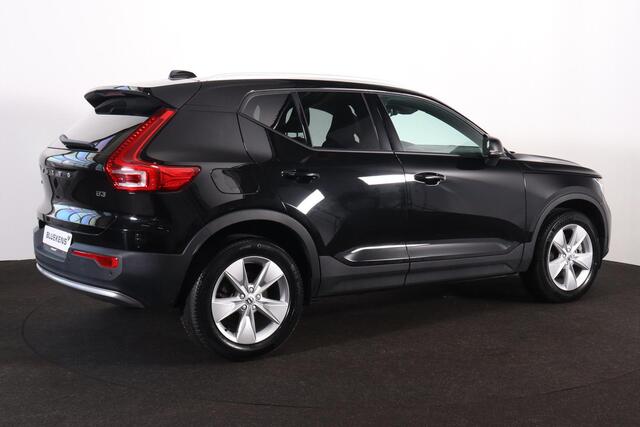 Volvo XC40 B3 Core - IntelliSafe Assist & Surround - Parkeercamera achter - Parkeersensoren voor & achter - Elektr. bedienb. voorstoelen met geheugen links - Draadloze tel. lader - Extra getint glas - 18' LMV