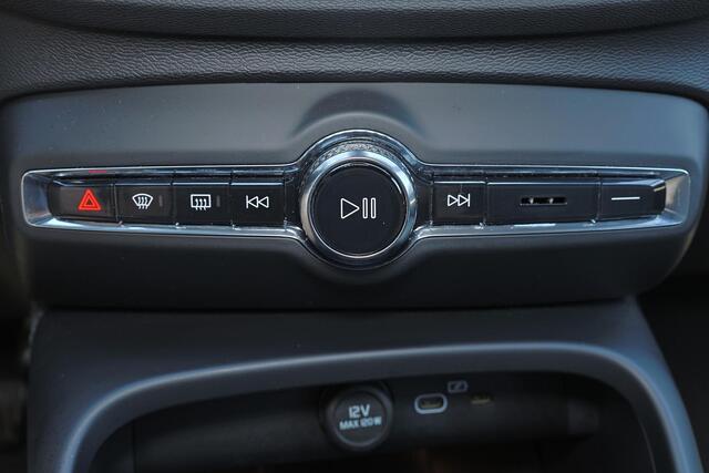 Volvo XC40 B3 Core - IntelliSafe Assist & Surround - Parkeercamera achter - Parkeersensoren voor & achter - Elektr. bedienb. voorstoelen met geheugen links - Draadloze tel. lader - Extra getint glas - 18' LMV