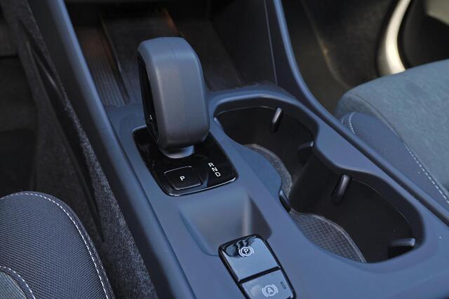 Volvo XC40 B3 Core - IntelliSafe Assist & Surround - Parkeercamera achter - Parkeersensoren voor & achter - Elektr. bedienb. voorstoelen met geheugen links - Draadloze tel. lader - Extra getint glas - 18' LMV