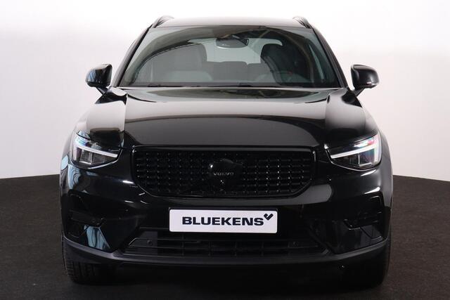 Volvo XC40 B3 Plus Black Edition - IntelliSafe Assist & Surround - 360º Camera - Harman/Kardon audio - Verwarmde voorstoelen & stuur - Parkeersensoren voor & achter - Elektr. bedienb. voorstoelen met geheugen links - Draadloze tel. lader - Standkachel - Extra getint