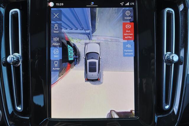 Volvo XC40 B3 Plus Black Edition - IntelliSafe Assist & Surround - 360º Camera - Harman/Kardon audio - Verwarmde voorstoelen & stuur - Parkeersensoren voor & achter - Elektr. bedienb. voorstoelen met geheugen links - Draadloze tel. lader - Standkachel - Extra getint