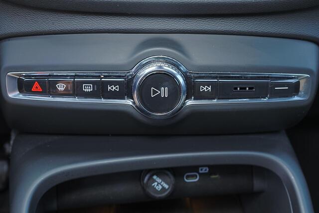 Volvo XC40 B3 Plus Black Edition - IntelliSafe Assist & Surround - 360º Camera - Harman/Kardon audio - Verwarmde voorstoelen & stuur - Parkeersensoren voor & achter - Elektr. bedienb. voorstoelen met geheugen links - Draadloze tel. lader - Standkachel - Extra getint