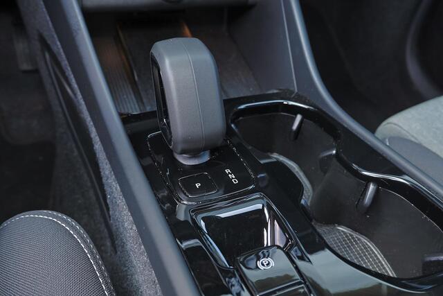 Volvo XC40 B3 Plus Black Edition - IntelliSafe Assist & Surround - 360º Camera - Harman/Kardon audio - Verwarmde voorstoelen & stuur - Parkeersensoren voor & achter - Elektr. bedienb. voorstoelen met geheugen links - Draadloze tel. lader - Standkachel - Extra getint